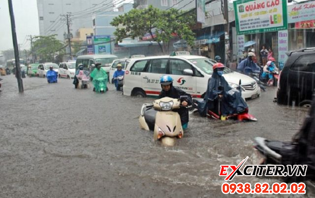 Khi xe máy bị ngập nước chết máy vào mùa mưa cần phải làm gì - 1
