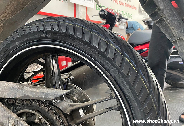Exciter 155 thay vỏ deli sb170 đi mùa mưa có bám đường không - 4