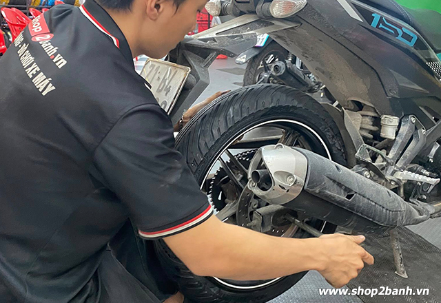 Exciter 155 thay vỏ deli sb170 đi mùa mưa có bám đường không - 5