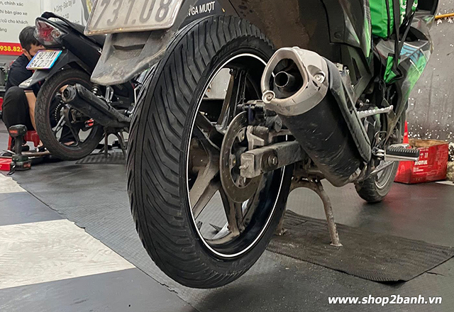 Exciter 155 thay vỏ deli sb170 đi mùa mưa có bám đường không - 3