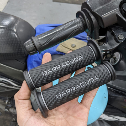 Bao tay Barracuda chữ màu chính hãng cho Exciter 