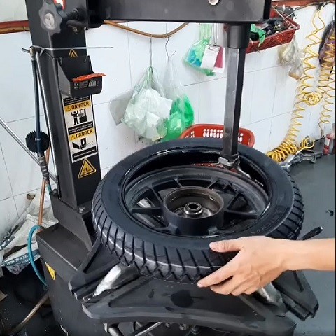 Vỏ Maxxis 70/90-17 gai 3D không ruột cho Exciter